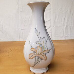 Vintage Fine Chinese Porcelain Bud Vase